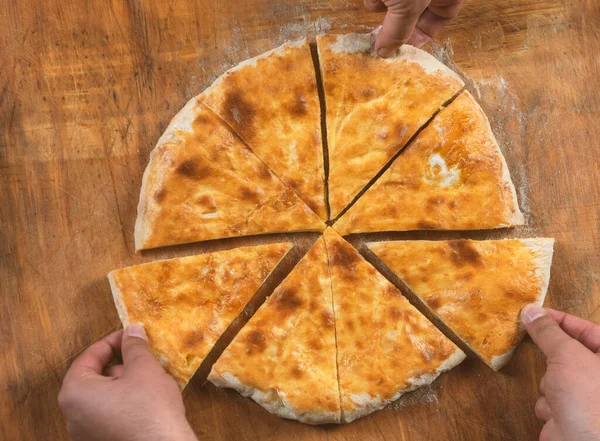 Las Personas Toman Trozos Pastel Queso Casero Horneado Sobre Fondo — Foto de Stock