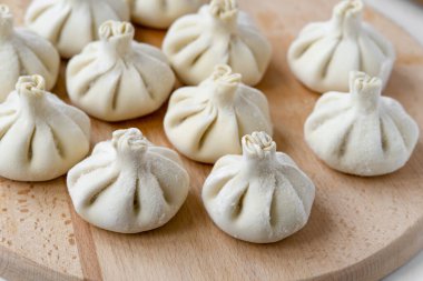 Çiğ donmuş khinkali mutfağı. Khinkali hazırlama süreci. Yakın çekim.