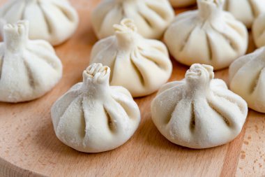 Çiğ donmuş khinkali mutfağı. Khinkali hazırlama süreci. Yakın çekim.