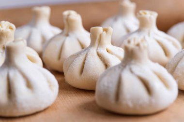 Khinkali adı verilen ev yapımı Gürcistan yemekleri. Gürcistan mutfağı. Eski ahşap arka planda.