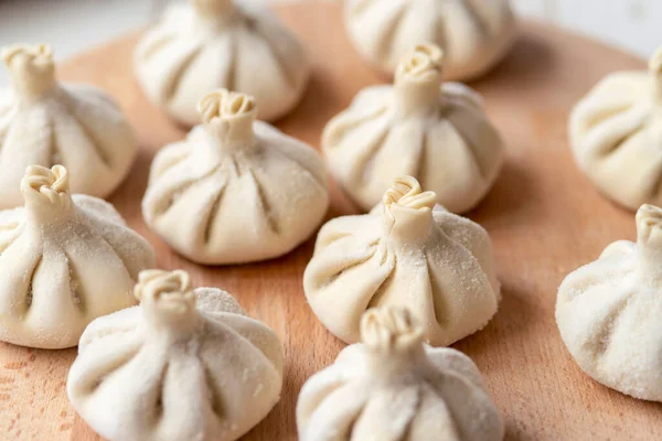 Roh Gefrorenes Chinkali Auf Einem Holztisch Prozessvorbereitung Georgische Mahlzeit Ernährungskonzept — Stockfoto