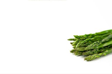 Beyaz arka planda bir demet taze kuşkonmaz.