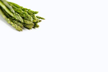 Beyaz arka planda kuşkonmaz. Beyaz üzerine taze yeşil kuşkonmaz.