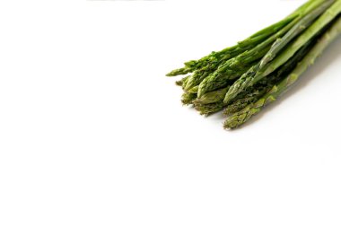 Beyaz arka planda bir demet taze kuşkonmaz.