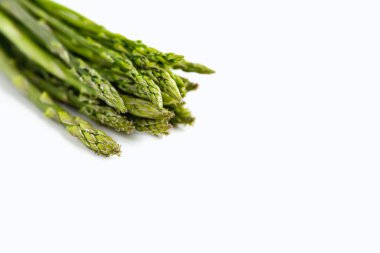 Beyaz arka planda bir demet taze kuşkonmaz.