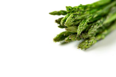 Beyaz arka planda bir demet taze kuşkonmaz.