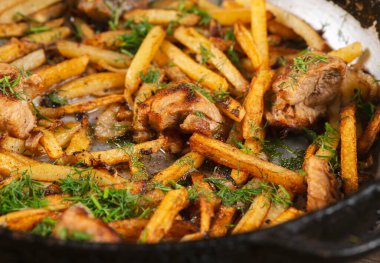 Kızarmış et, tavada patates kızartması.