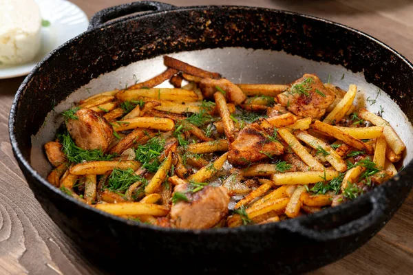 Geroosterd Vlees Aardappelen Een Ijzeren Pan — Stockfoto