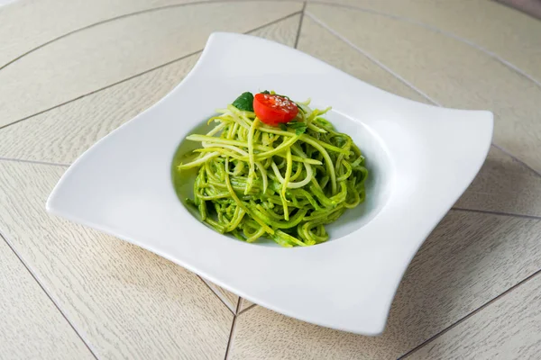 Grön Spenat Spaghetti Med Ost Och Tomat Träbord — Stockfoto