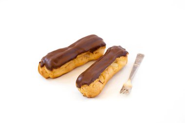 Geleneksel Fransız tatlısı. Beyaz arka planda iki ekler. Tatlı pasta ürünleri.