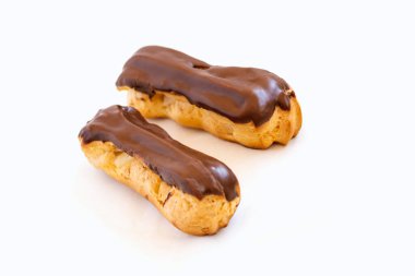 Geleneksel Fransız tatlısı. Beyaz arka planda iki ekler. Tatlı pasta ürünleri.