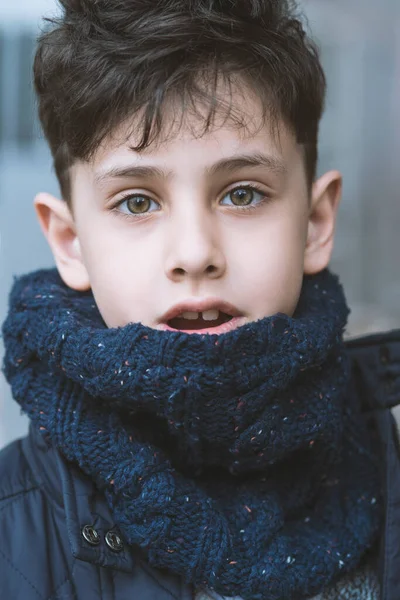 Портрет Красивого Мальчика Зелеными Глазами Зимнем Шарфе — стоковое фото