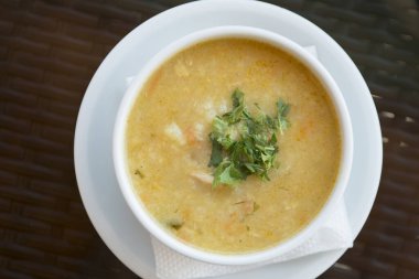 Bir kase tavuk ya da sebzeli çorba restoranın masasında nefis ev yapımı beyaz tabakta çorba.