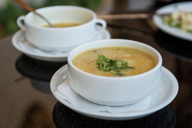 Bir kase tavuk ya da sebzeli çorba restoranın masasında nefis ev yapımı beyaz tabakta çorba.