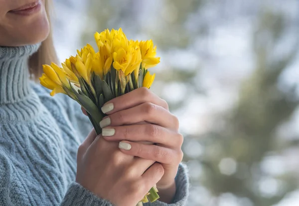 Kobieta Trzymać Bukiet Żółtych Kwiatów — Zdjęcie stockowe