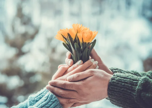 Mazzo Fiori Primaverili Mano Uomo Una Donna — Foto Stock