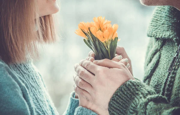 Mazzo Fiori Primaverili Mano Uomo Una Donna — Foto Stock