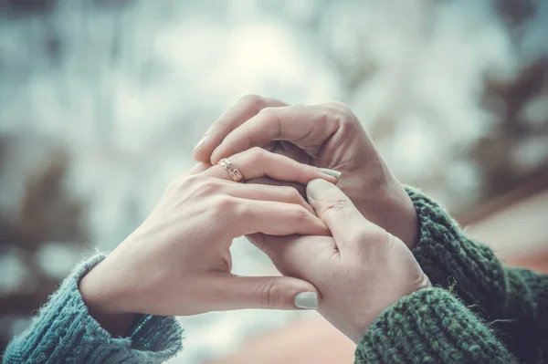 Sposo Mette Anello Dito Della Sposa — Foto Stock