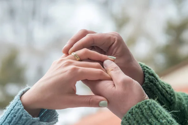 Novio Pone Anillo Dedo Novia —  Fotos de Stock