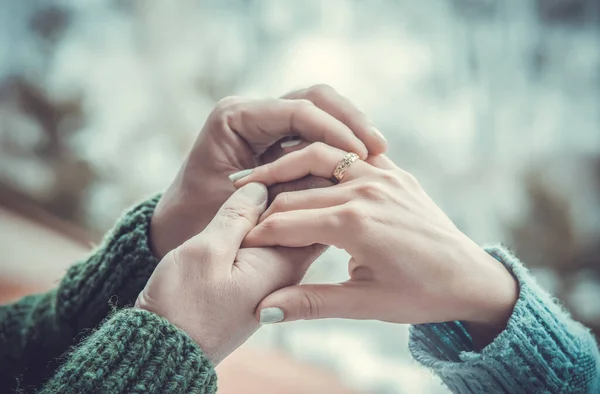 Sposo Mette Anello Dito Della Sposa — Foto Stock