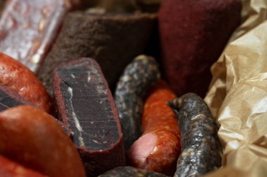 Soğuk et çeşitleri, ahşap kutuda işlenmiş soğuk et ürünleri. rustik biçim .