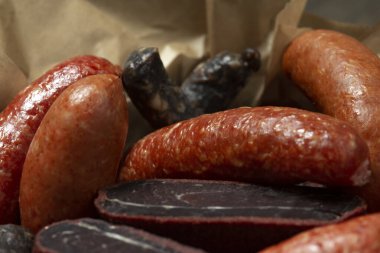 Soğuk et, tütsülenmiş sosis, tütsülenmiş et, ahşap kutuda sosis. rustik biçim .