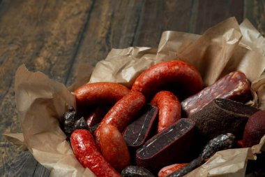 Soğuk et çeşitleri, ahşap kutuda işlenmiş soğuk et ürünleri. rustik biçim .