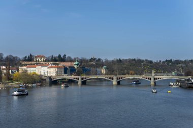 Çek Cumhuriyeti Prag 'daki Vltava Nehri üzerindeki Eski Şehir İskelesi mimarisi ve Charles Köprüsü manzarası.