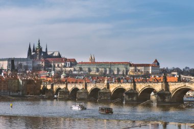 Çek Cumhuriyeti Prag 'daki Vltava Nehri üzerindeki Eski Şehir İskelesi mimarisi ve Charles Köprüsü manzarası.