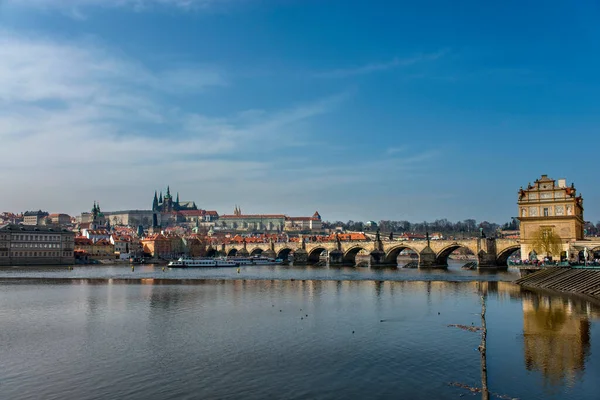 Praha Česká Republika Panorama Historickým Karlovým Mostem Řekou Vltavou Slunečného — Stock fotografie