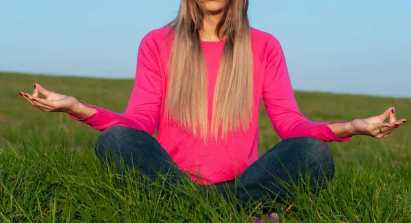 Luz Traseira Uma Mulher Exercitando Ioga Pôr Sol Com Fundo — Fotografia de Stock