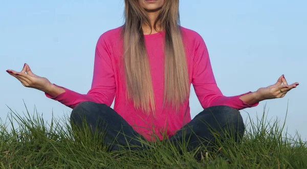 Luz Fondo Una Mujer Ejercitando Yoga Atardecer Con Fondo Cálido — Foto de Stock