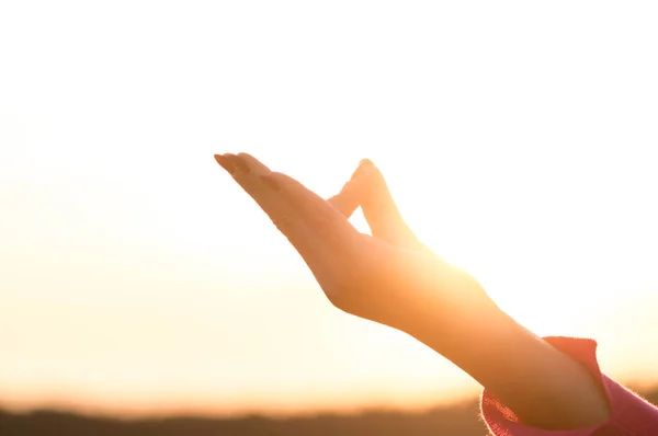 Κλείστε Χέρια Γυναίκες Κάνουν Γιόγκα Έξω Υγεία Και Yoga Concept — Φωτογραφία Αρχείου