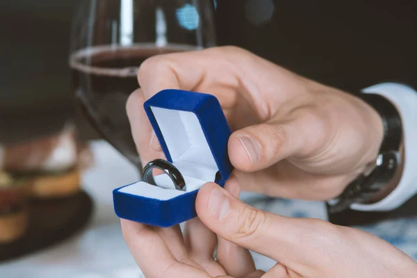 Een Man Geeft Een Vrouw Een Slimme Ring Romantisch Diner — Stockfoto