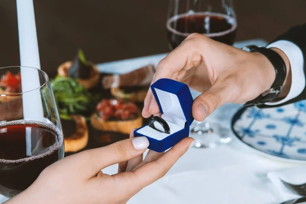 Mannen Ger Kvinna Smart Ring Romantisk Middag Manliga Händer Med — Stockfoto