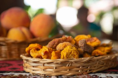 Kurumuş meyve ve taze şeftali meyveleri sepette yapraklar ve kırsal arka plan