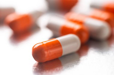 Tedavi için ilaç reçetesi. İlaç, eczane teması, bir yığın turuncu beyaz ilaç.