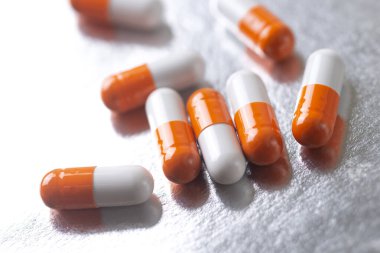 Tedavi için ilaç reçetesi. İlaç, eczane teması, bir yığın turuncu beyaz ilaç.