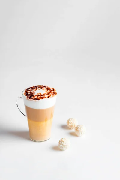 Latte Macchiato Copo Alto Fundo Branco Café Latte Camadas Com — Fotografia de Stock