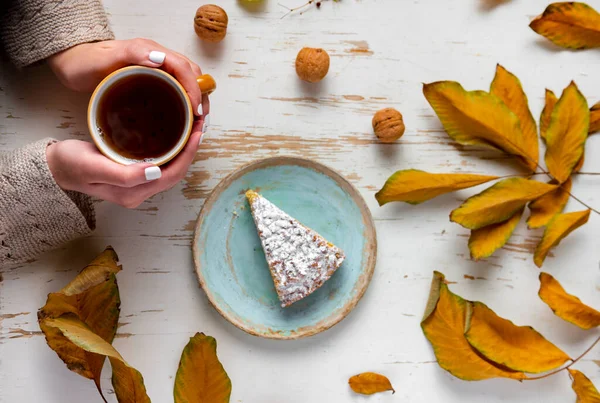 Manos Mujer Sosteniendo Taza Caliente Mesa Con Hojas Otoño Pastel — Foto de Stock