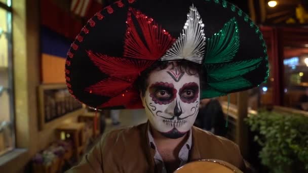 エレバン 2021年1月8日エレバン ルメニアメキシコ人歌手でギターを持ち 夜はメキシコ料理店を歌います — ストック動画