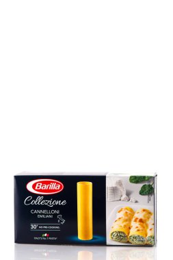 Prag, Çek Cumhuriyeti - 2 Temmuz 2018. Barilla Collezione cannelloni Emiliani beyaz arka planda bir kutuda. Barilla S.P.A. bir İtalyan gıda şirketi.