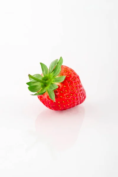 Frische Bio Erdbeeren Auf Einer Weißen Reflektierenden Oberfläche Nahaufnahme — Stockfoto