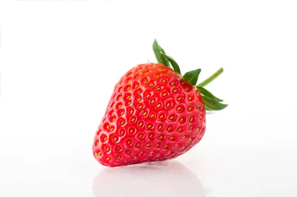 Frische Bio Erdbeeren Auf Einer Weißen Reflektierenden Oberfläche Nahaufnahme — Stockfoto