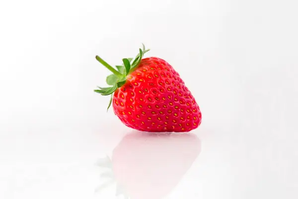 Frische Bio Erdbeeren Auf Einer Weißen Reflektierenden Oberfläche Nahaufnahme — Stockfoto