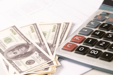 Para dolarları ve hesap makinesi, ekonomi konsepti, para dağılımı. Avro. Covid-19 salgınından sonraki kriz. Dolar düşüyor ya da yükseliyor.