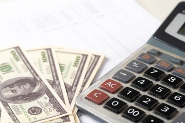 Para dolarları ve hesap makinesi, ekonomi konsepti, para dağılımı. Avro. Covid-19 salgınından sonraki kriz. Dolar düşüyor ya da yükseliyor.