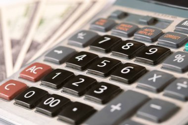 Para dolarları ve hesap makinesi, ekonomi konsepti, para dağılımı. Avro. Covid-19 salgınından sonraki kriz. Dolar düşüyor ya da yükseliyor.