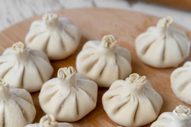 Çiğ donmuş khinkali mutfağı. Khinkali hazırlama süreci. Yakın çekim.