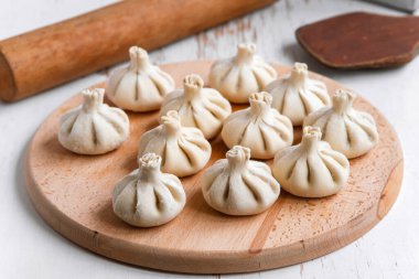 Çiğ donmuş khinkali mutfağı. Khinkali hazırlama süreci. Yakın çekim.